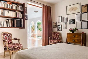Villa Yrondi vintage bedroom wtih library