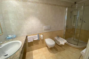 Hotel Olivedo bathroom