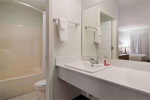 SureStay Hotel By Best Western Helen Downtown bathroom