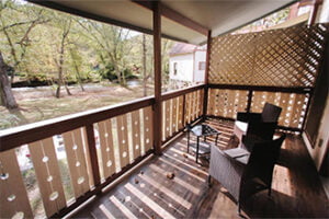 The Riverbend Motel And Cabins balcony