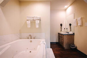 The Riverbend Motel And Cabins bathroom