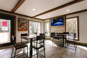 The Riverbend Motel And Cabins dining area
